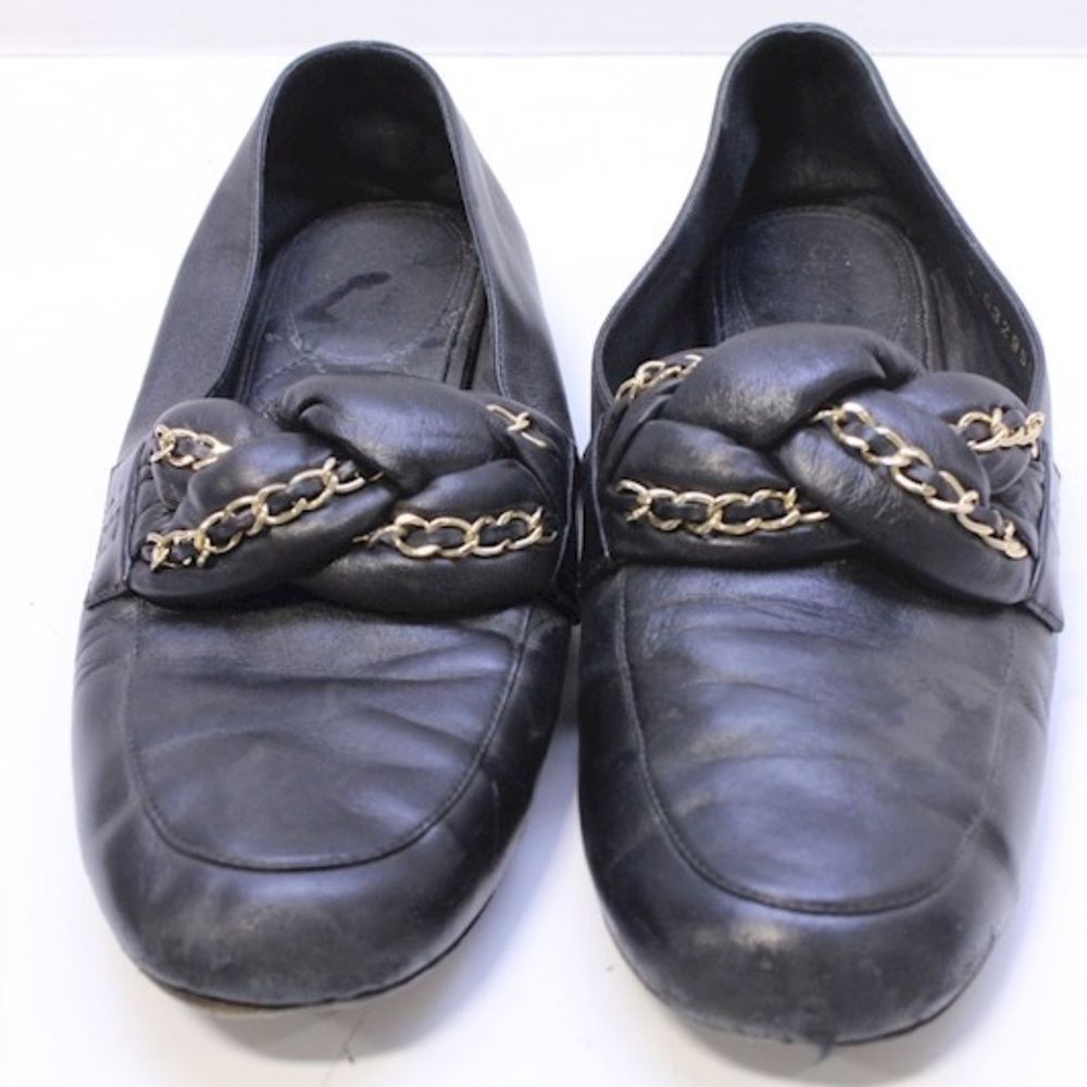 CHANEL Chain and leather loafers size 40